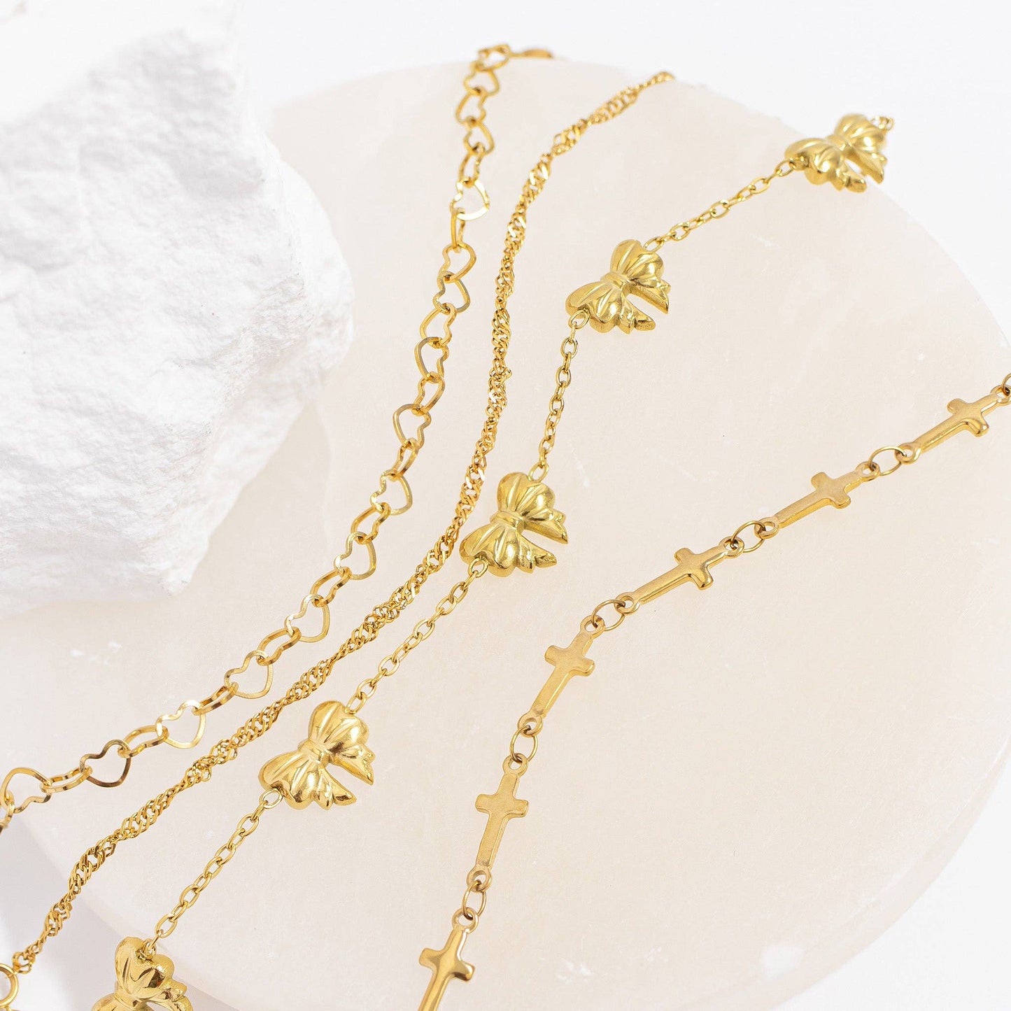 Twisting bracelet Gold