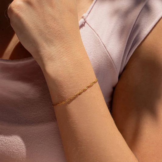 Twisting bracelet Gold