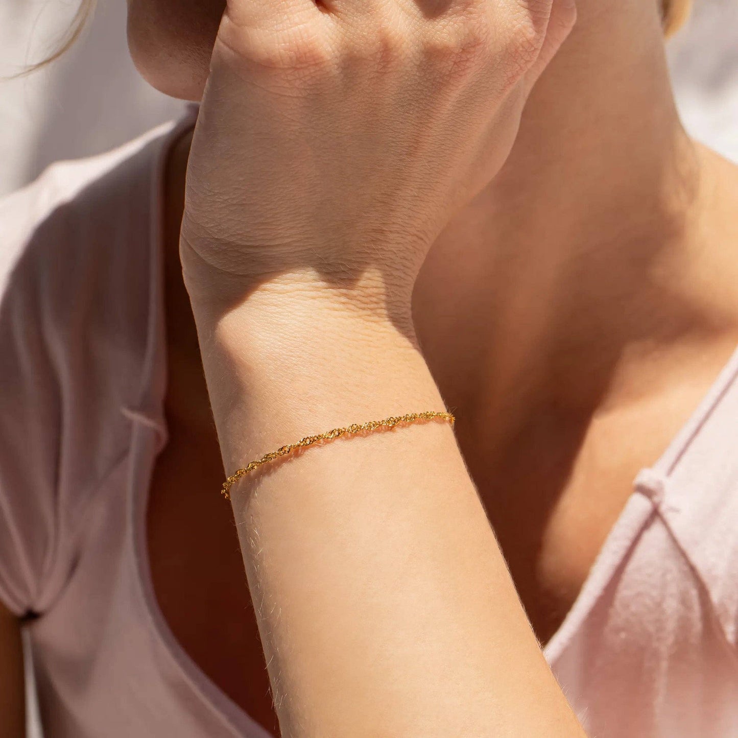 Twisting bracelet Gold